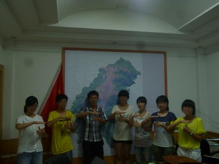 7月13日 理学院 赴台州黄岩关爱留守儿童小分队 分队成员为联欢做准备 (3)