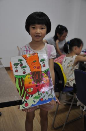 拿着绘画模板的开心模样