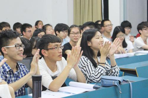 台下同学鼓掌认可