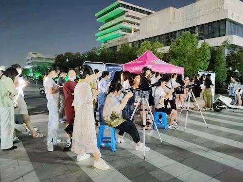 同学们排队赏月