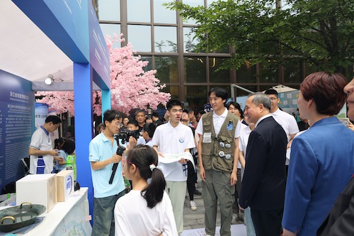 物理学院科普服务团队成果亮相2024年浙江省“全国科技活动周”活动展示，受到省领导肯定