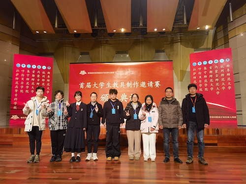 图一 赛事获奖同学与我院评委合影